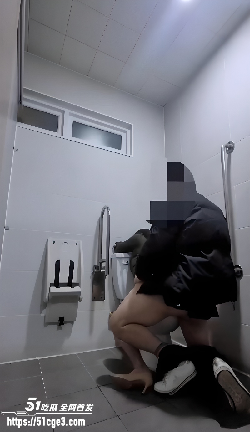 绿帽淫妻厕所勾引小哥 6