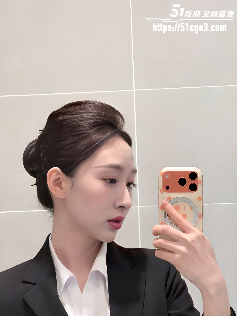 江西景德镇少妇 董欣 跪地对镜深喉口交 丰腴肥尻女上位自动骑乘浪叫不停！