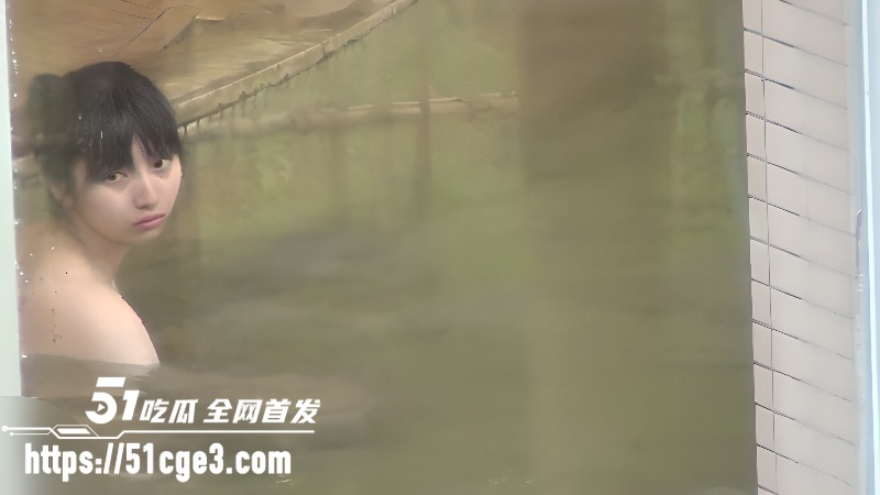 全景偷拍小仙女温泉洗澡 湿身上岸曲线玲珑 美乳晃荡粉嫩诱人 堪称福利巅峰！
