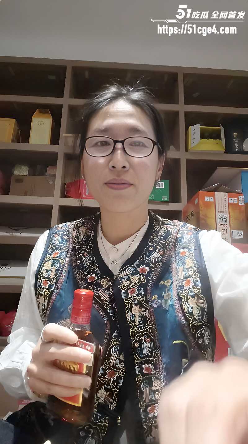 山西运城超市老板娘 带儿子和同学3P乱交 打桩爆操大奶狂晃 血脉禁忌激情不断