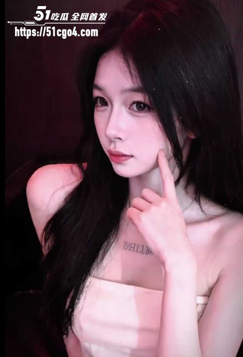 纯美小网红 维尼 情侣私拍曝光 高冷美女被花式后入 镜前啪啪含羞捂面 超反差！
