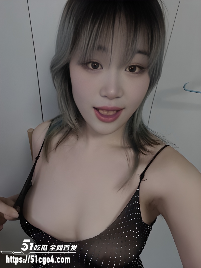 高颜值 精神小妹 露脸约炮视频 彩发鼻钩粉色亮丝 后入无套猛操 骚穴被干到外翻