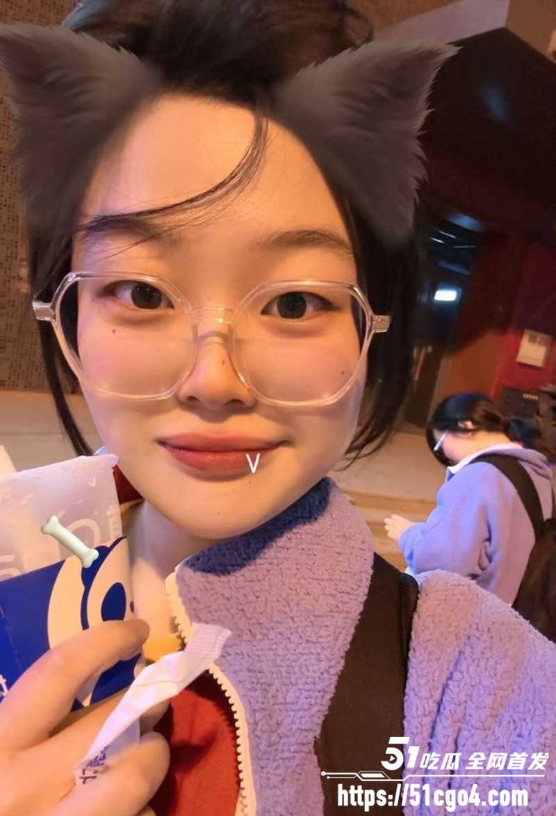 天津清纯眼镜妹约炮私拍 颜值可爱骚劲爆表 乳头磨蹭肉棒发春调情 被深喉爆操！