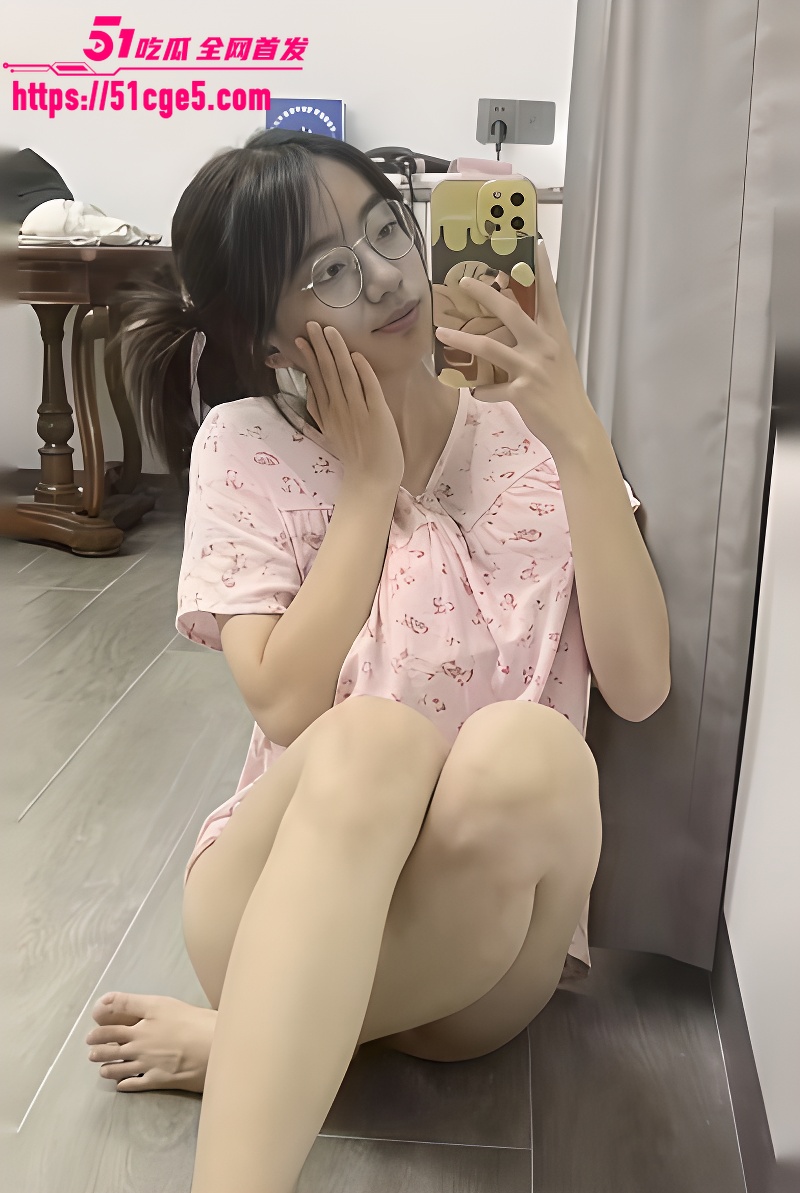 巨乳眼镜妹线上自慰私拍 6