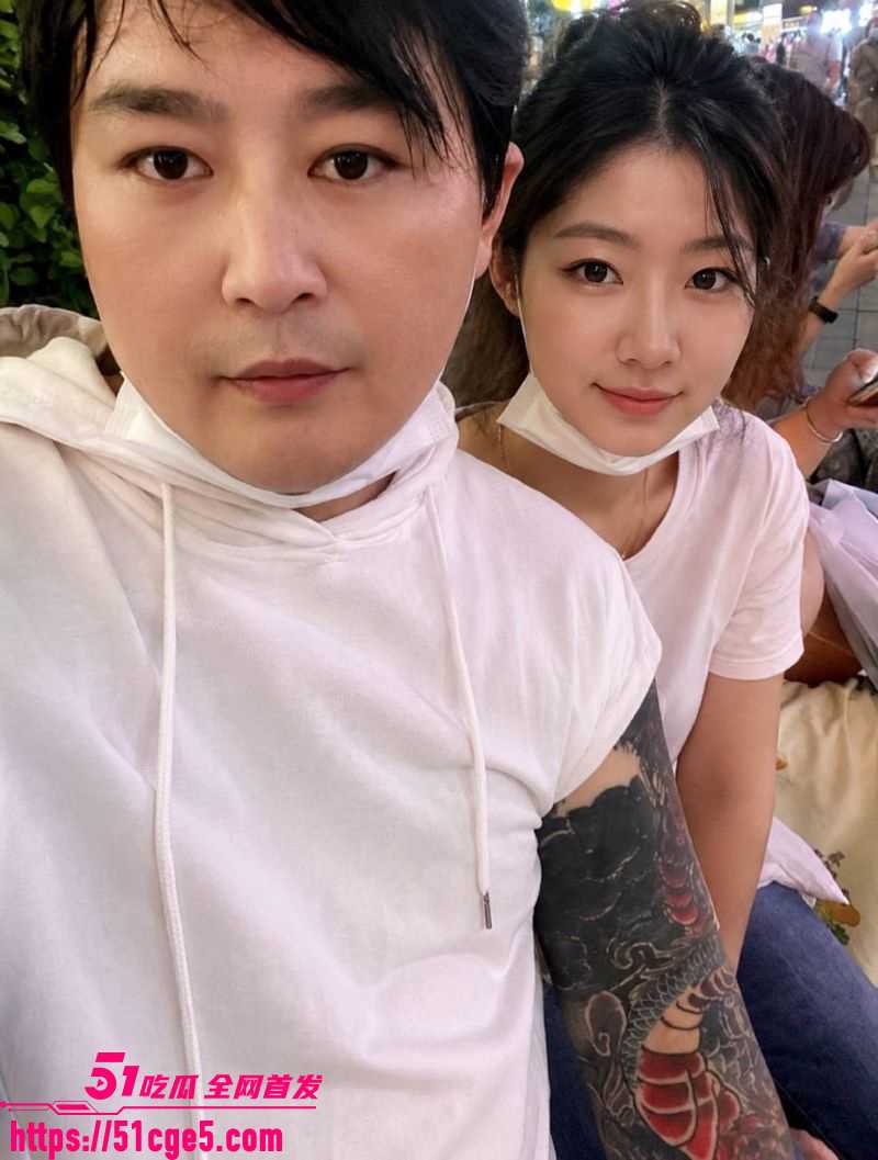 丈夫整理手机发现妻子出轨20年 2