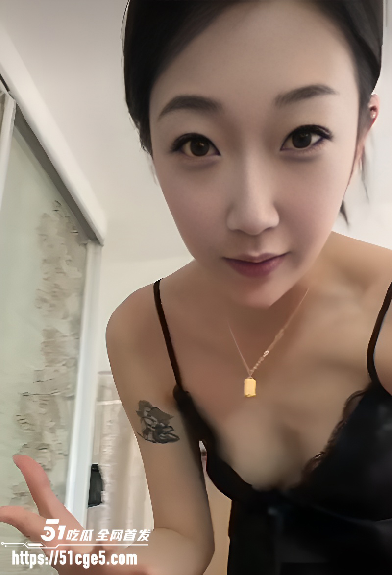 绝美网红主播真空走光合集 3