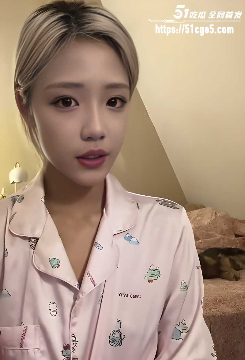 绝美网红主播真空走光合集 5