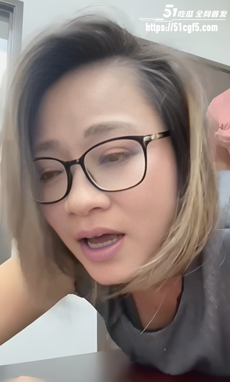 熟女人妻性爱自拍流出 跪地口交按头狂插 后入打桩疯狂呻吟