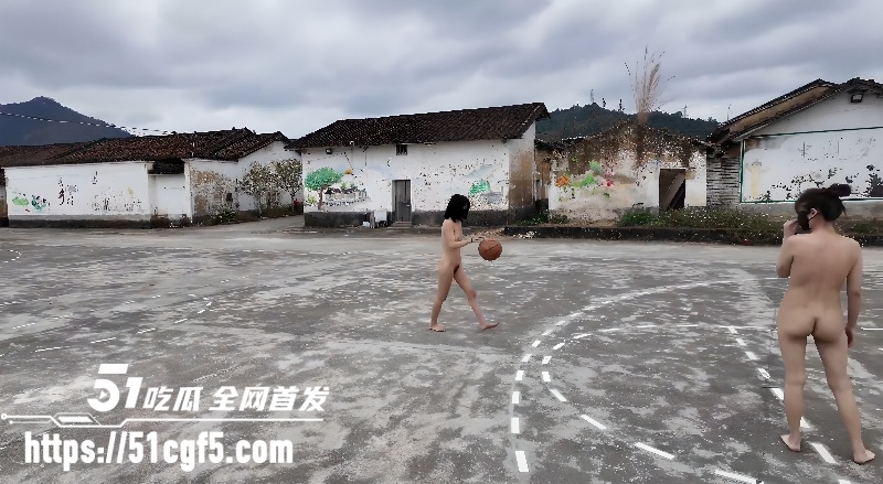 户外露出博主 cikaimoon 与闺蜜全裸篮球场激战3