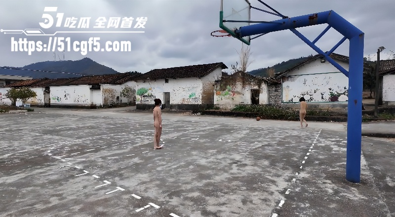 户外露出博主 cikaimoon 与闺蜜全裸篮球场激战6