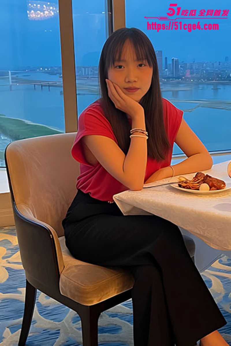 江西南昌 郑思影 与猥琐眼镜男酒店开房 沙发到大床疯狂抽插高速不停！