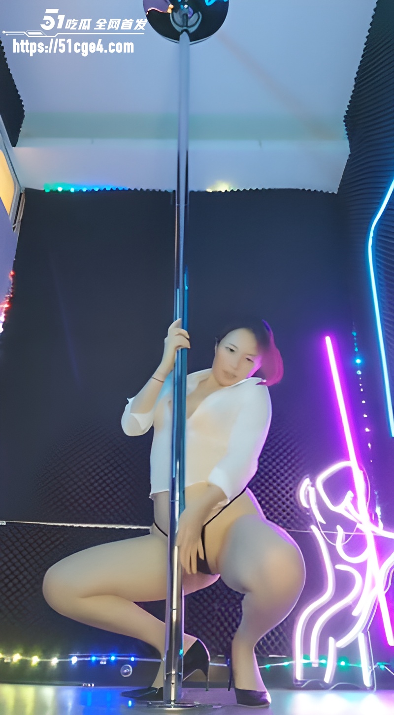 台湾网黄 小飘飘 付费福利 OL制服钢管舞扭动 闺蜜手扣蜜穴揉奶发骚