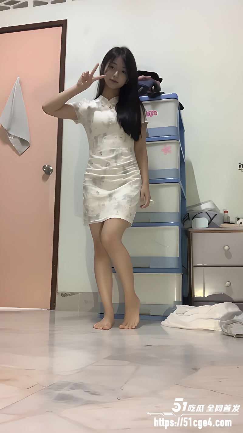 极品美女 土豪重金定制 清纯萌妹洗澡放尿扩肛自慰 全程露脸完成主人交给的任务！