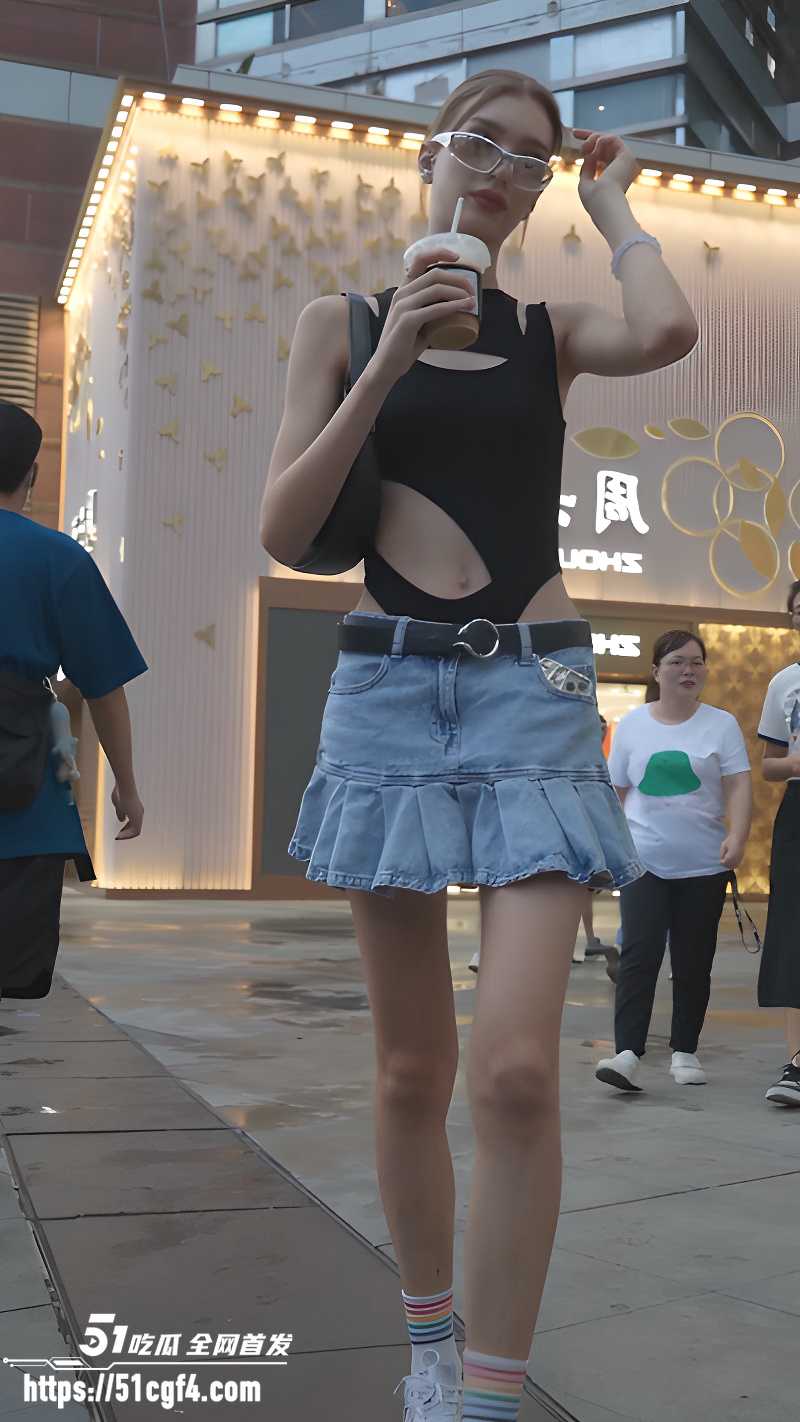 广东偷拍大神 抄底性感洋妞 丁字裤包裹精品翘臀 带瓜友们领略裙底春光！