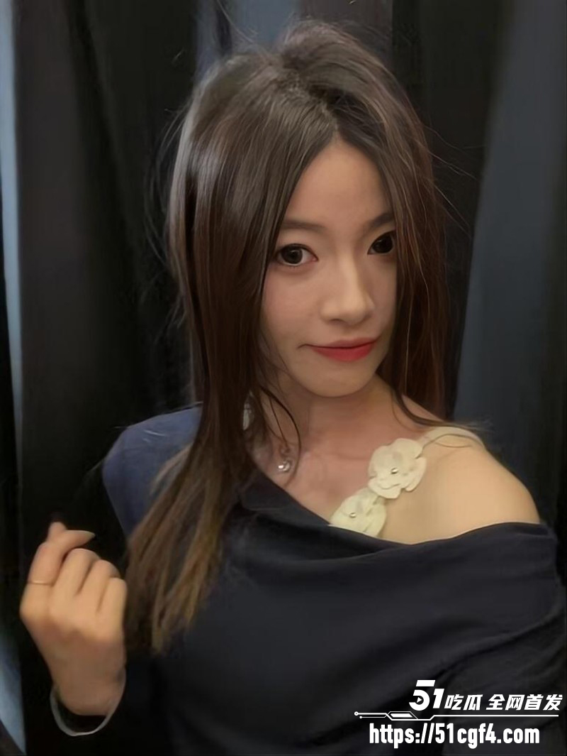 超饥渴母狗女友 当着绿帽男友面家中偷情 主动坐屌侍奉炮友 第三视角极度刺激！