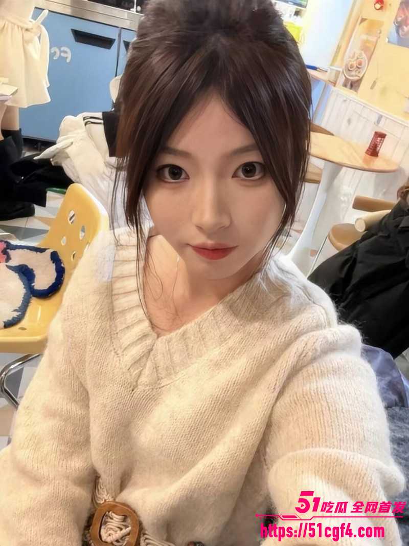 母狗女友当着绿帽男友面家中偷情03