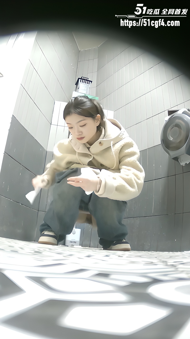 商场女厕偷拍 4
