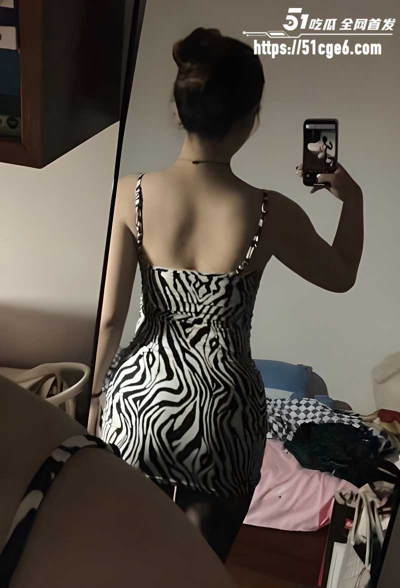 肥臀女友后入私拍 大屌男友边看AV边猛干 粉穴被肉棒抽插撑扩 后入角度刺激无比