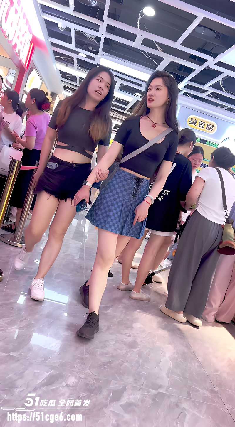 偷拍大神抄底靓女和闺蜜逛街 3