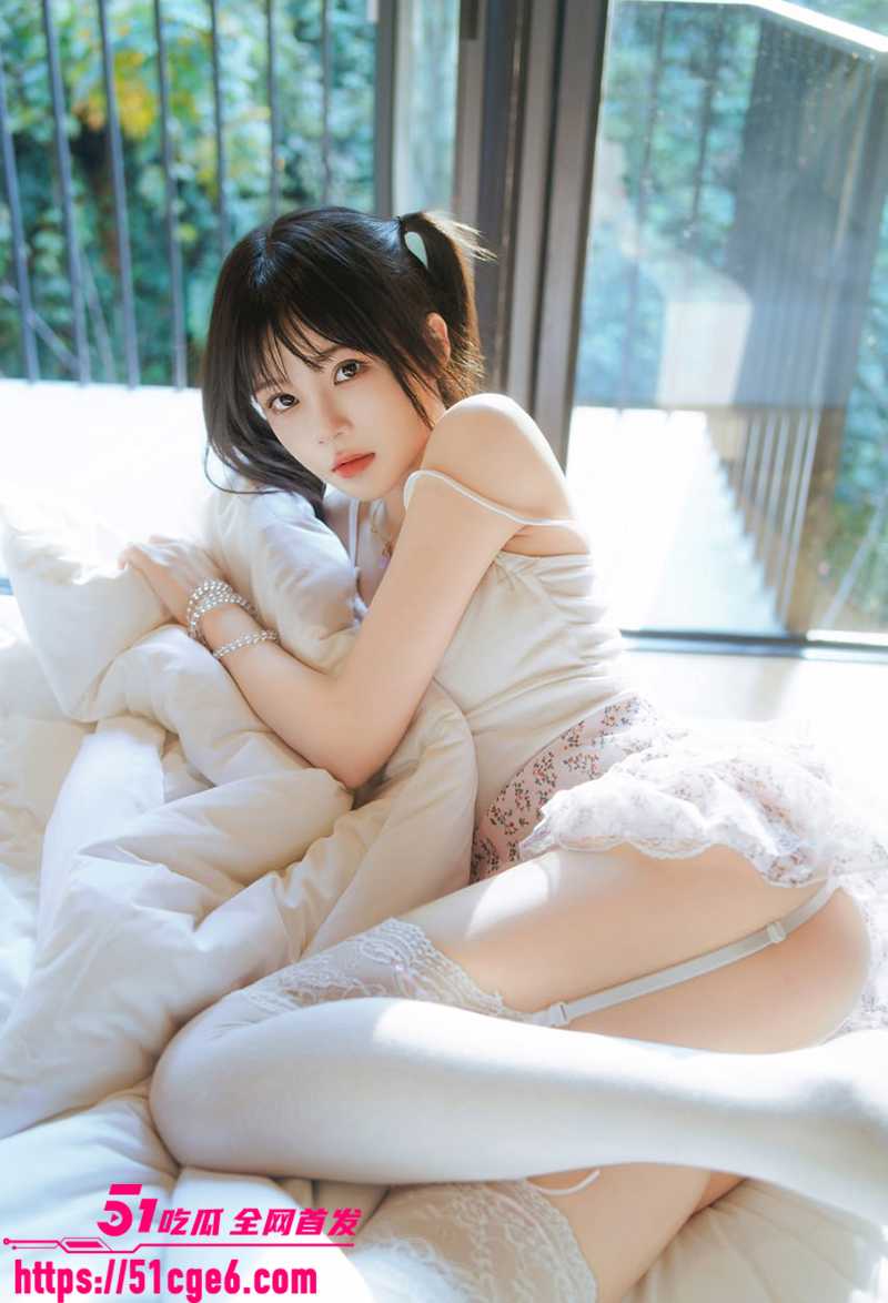 甜心女神 樱桃喵 春日碎花写真 蕾丝吊带勾勒蜜臀 阳光撩拨甜欲肉体 暗藏万千媚意