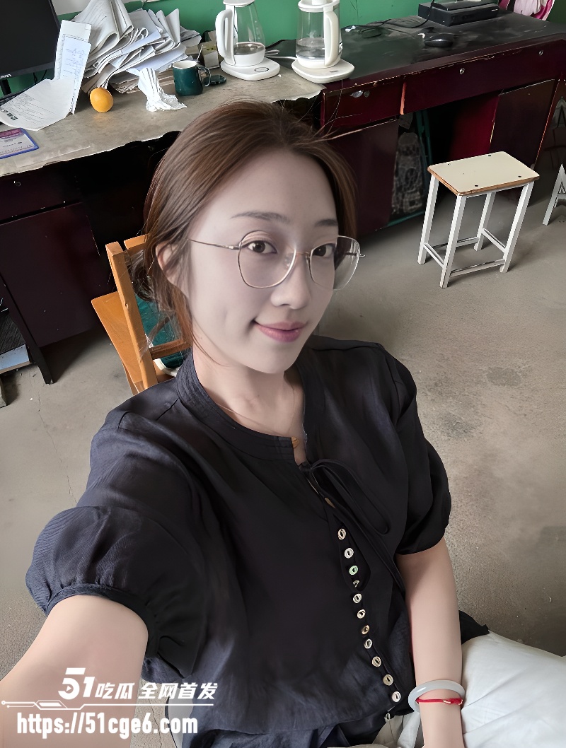 安徽亳州女教师 蒋聘婷 新婚后穿各种情趣内衣疯狂做爱 开档黑丝诱人猛操！