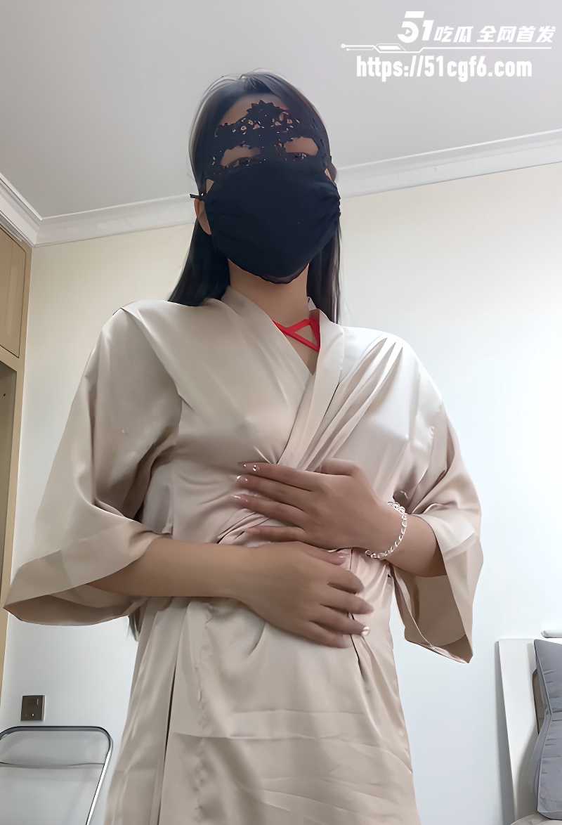 极品白虎少妇 优优 绳缚自慰福利 睡袍轻解红绳紧缚娇躯 假屌虐穴蜜液肆意流淌！