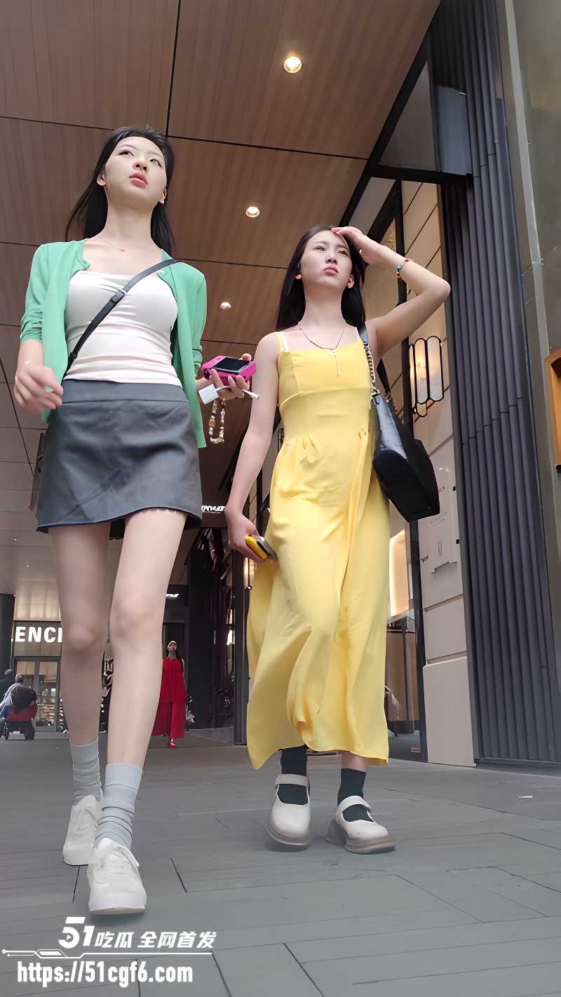 街拍抄底小姐姐系列 4