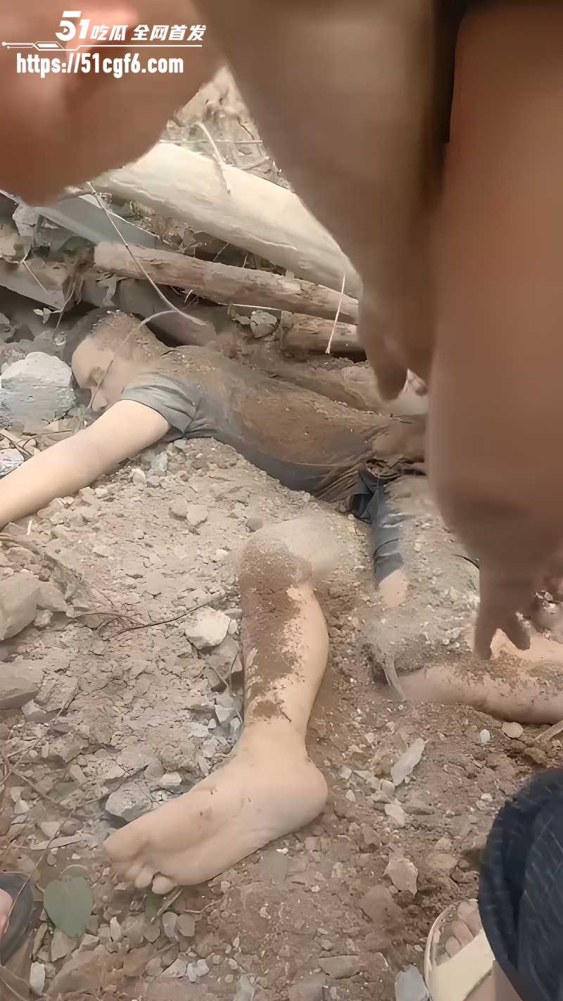 重庆彭水乌江三桥山体垮塌突发！ 4