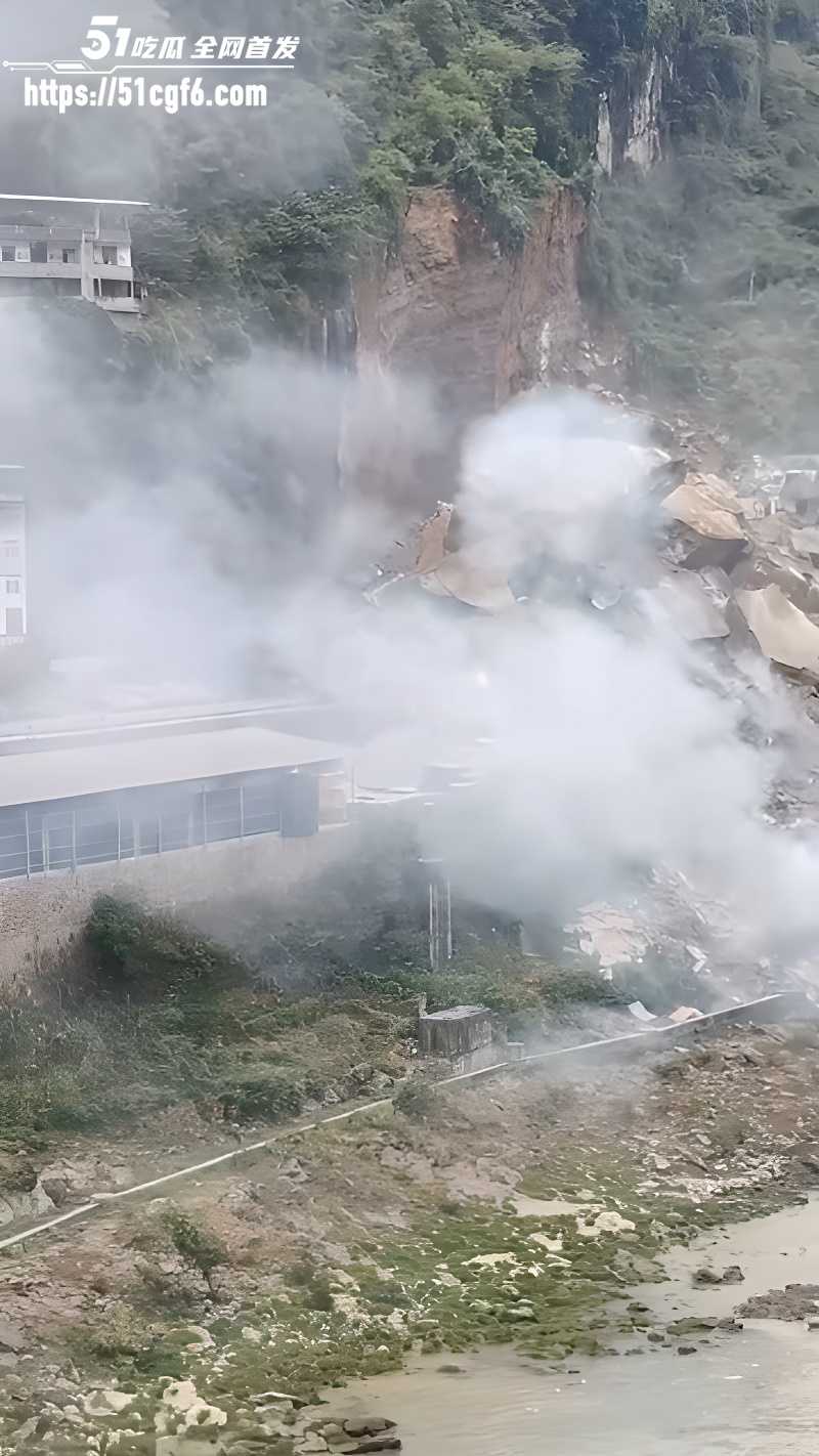 重庆彭水乌江三桥山体垮塌突发！ 2