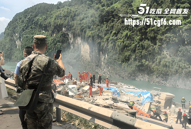 重庆彭水乌江三桥山体垮塌突发！ 6