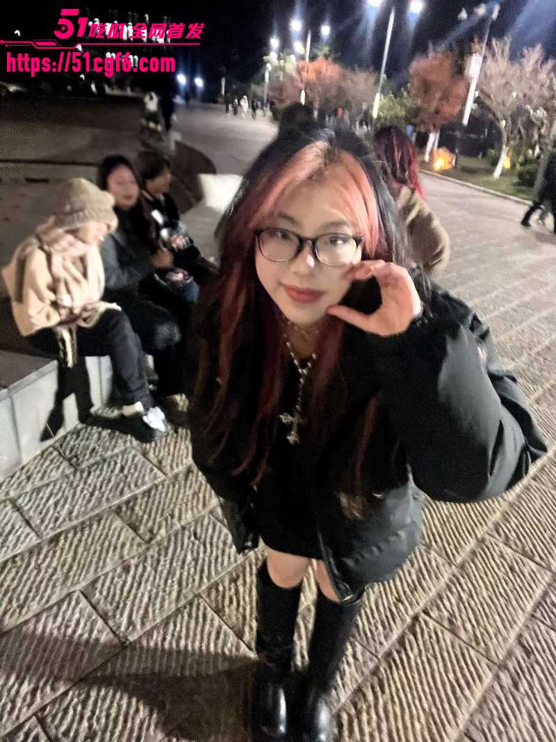 云南昆明女同 陆思佳 被闺蜜戴着假阳具狂干蜜穴 舌尖疯狂允吸奶头太会玩！