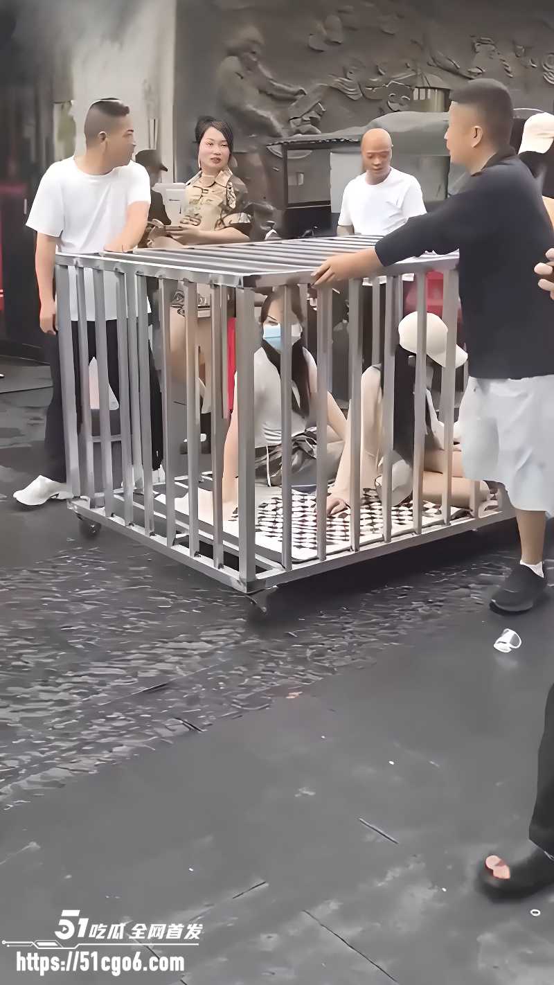 湖南汨罗商业街 惊现活人浸猪笼 3