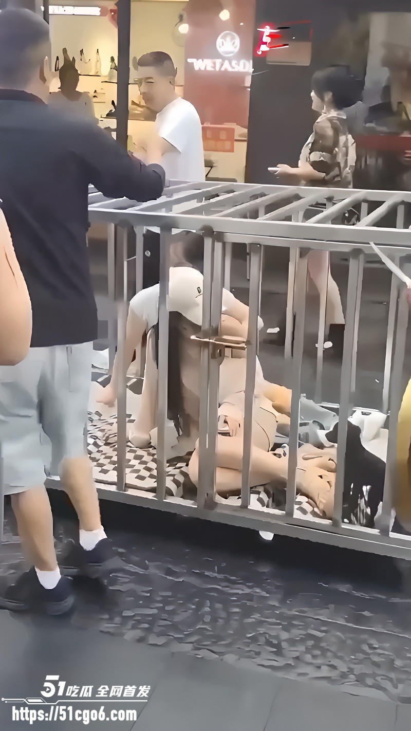 湖南汨罗商业街 惊现活人浸猪笼 4