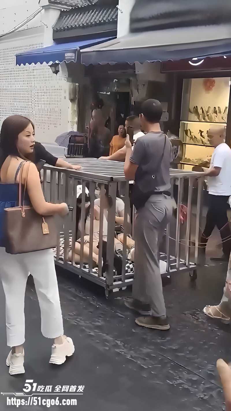 湖南汨罗商业街 惊现活人浸猪笼 5