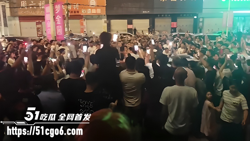 河北廊坊胜芳广场 女主播出轨榜一大哥被抓奸 现场人山人海 真是看热闹不嫌事大！