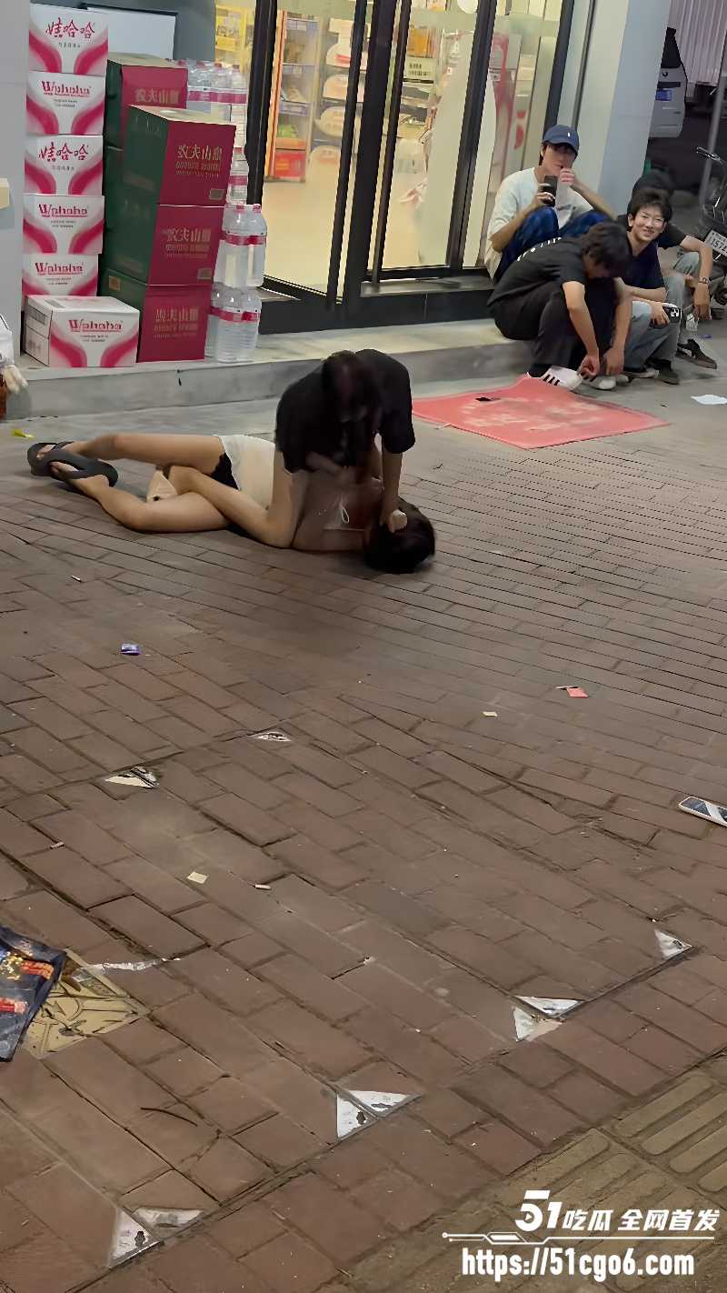 精神小妹当街打架 4