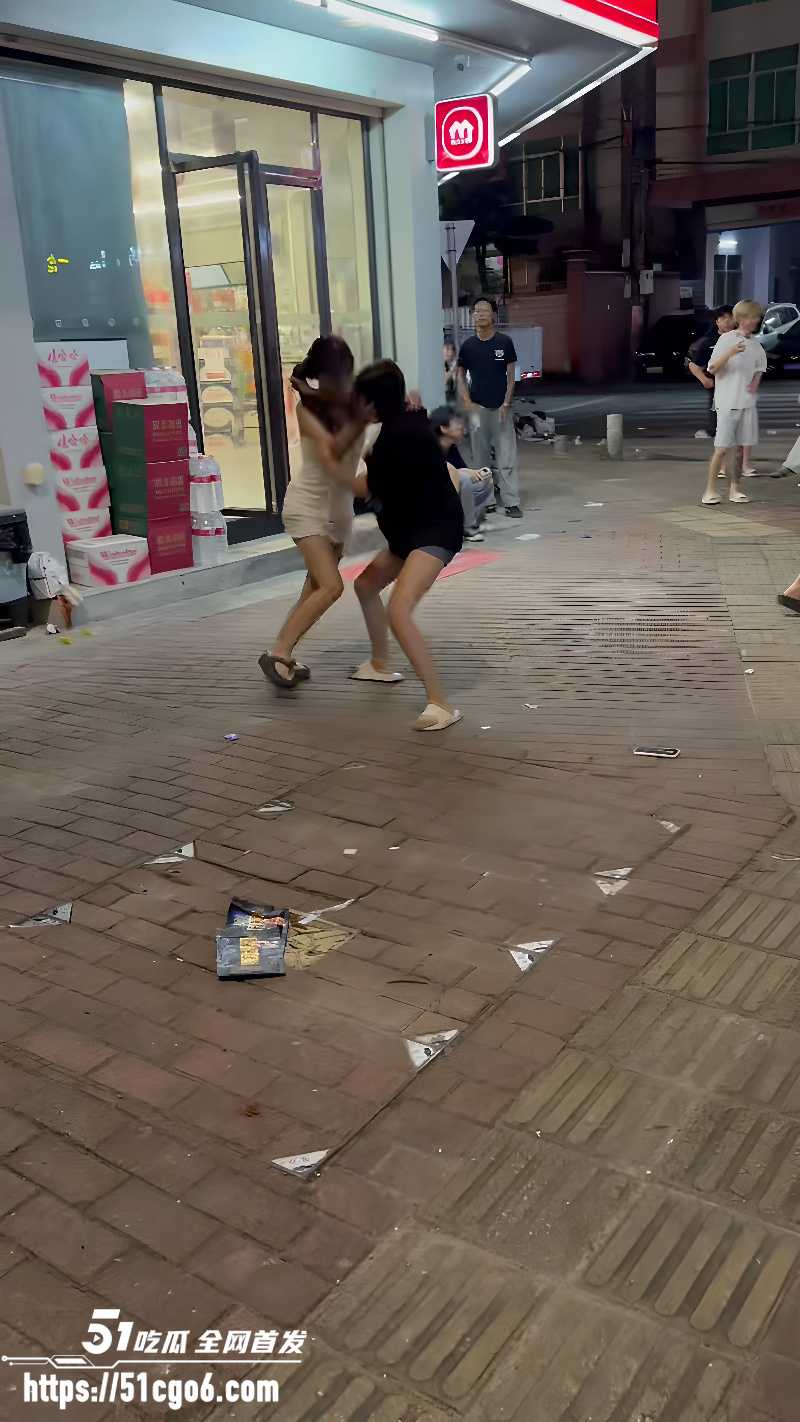 精神小妹当街打架 两女路边疯狂撕扯 跪地抱摔脏话狂飙 打起架来丝毫不输男人