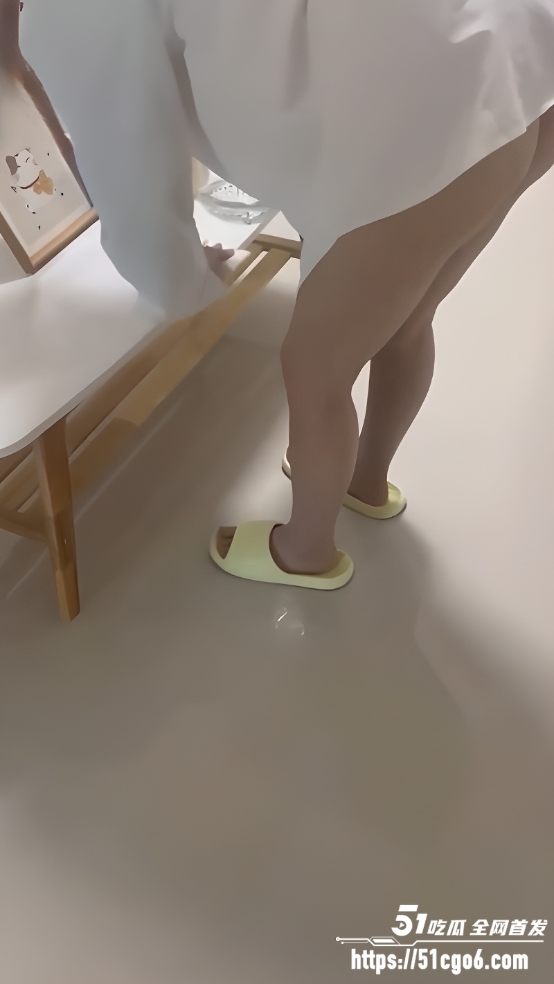海角大神我的乱伦生活 偷拍表妹在家真空做家务 不穿内裤被表哥后入猛操！