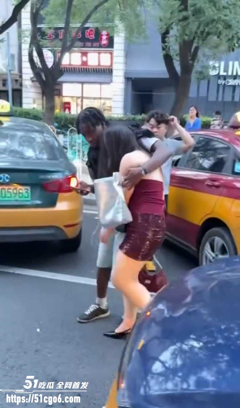 北京街头再现亚洲马桶 已婚少妇装醉倒贴黑爹 主动上车酒店交欢 引发现场围观！