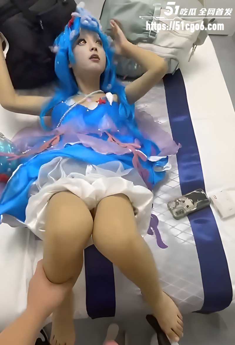清纯小美女cos朵莉亚被富哥爆操 跪舔深喉乖巧配合 又萌又骚骑乘颜射