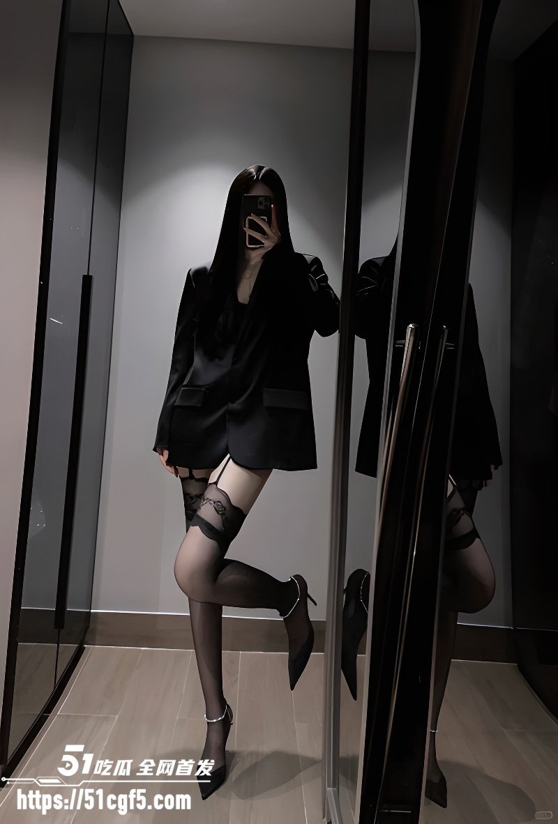 金主包养巨乳学生妹私拍  3
