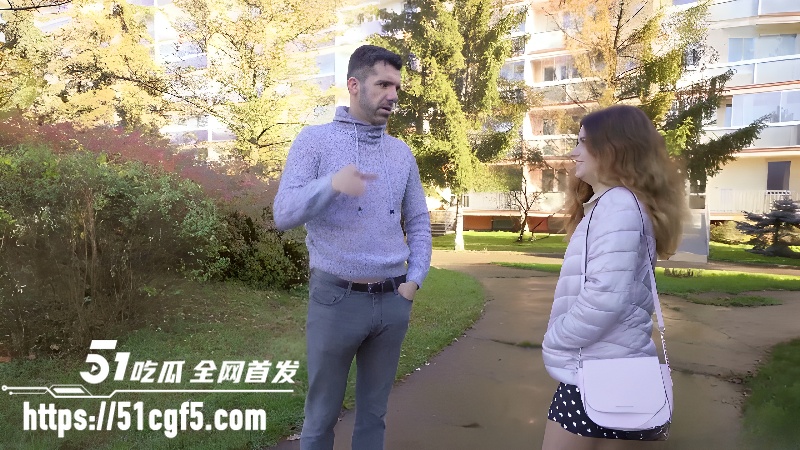 捷克街头搭讪吵架情侣 男主用钱收买男友 成功骗女友去角落口交野战太刺激了