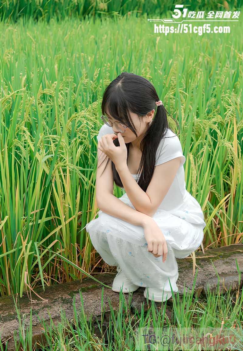 反差女大私人定制 眼镜妹戴口罩掀裙自慰 芊芊玉指蹂躏阴蒂 爽感拉满！