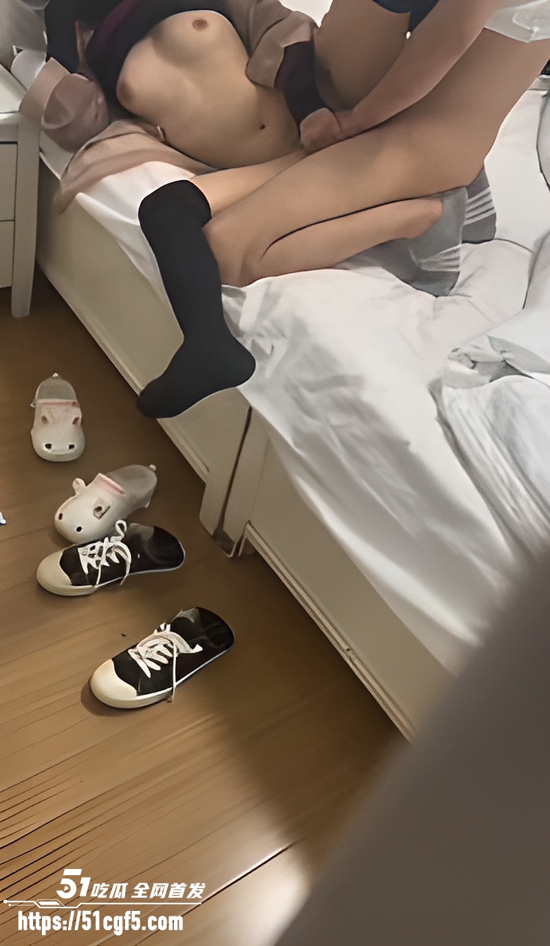 和妹妹同居的日子看着朋友和妹妹做爱02