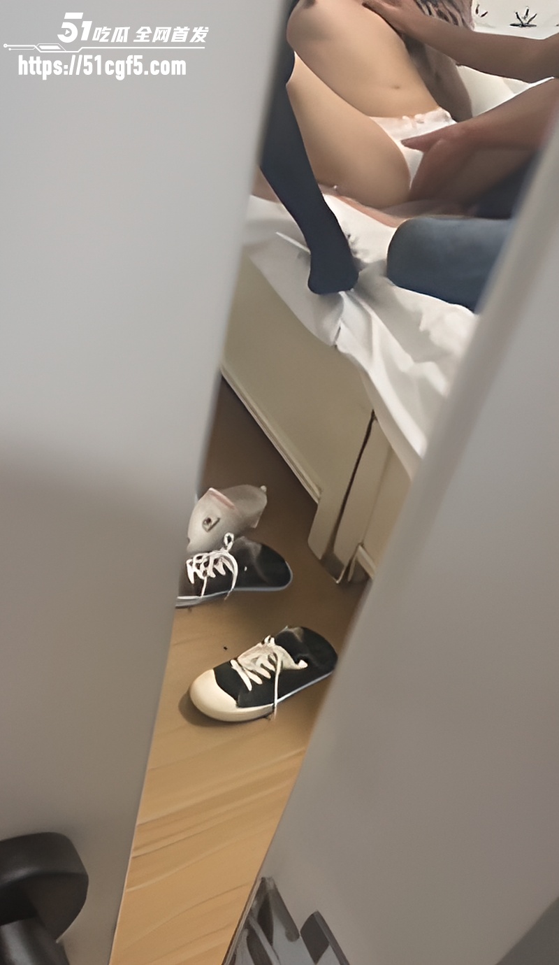 51原创和妹妹同居的日子 朋友和亲妹妹房间做爱 呻吟声传到了我的耳朵里
