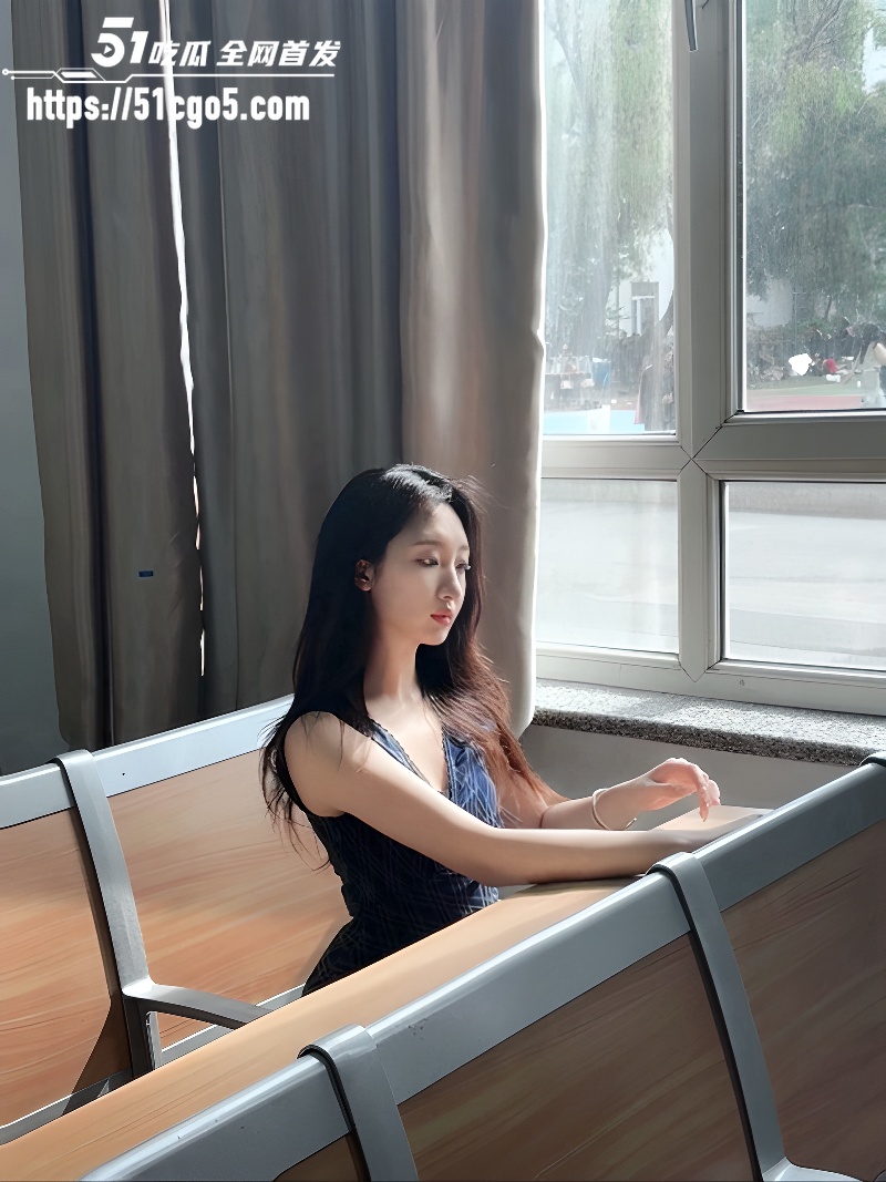 高颜美女性爱私拍 身穿黑丝跪趴拍臀调情 被男友蒙眼手铐挖穴狠狠调教！