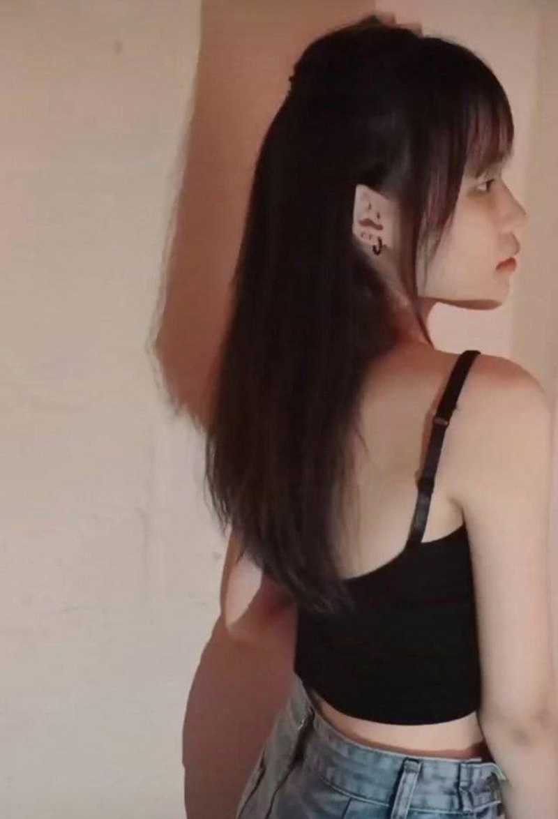 马来西亚反差小姐姐嘉欣露脸脱衣洗澡自慰4