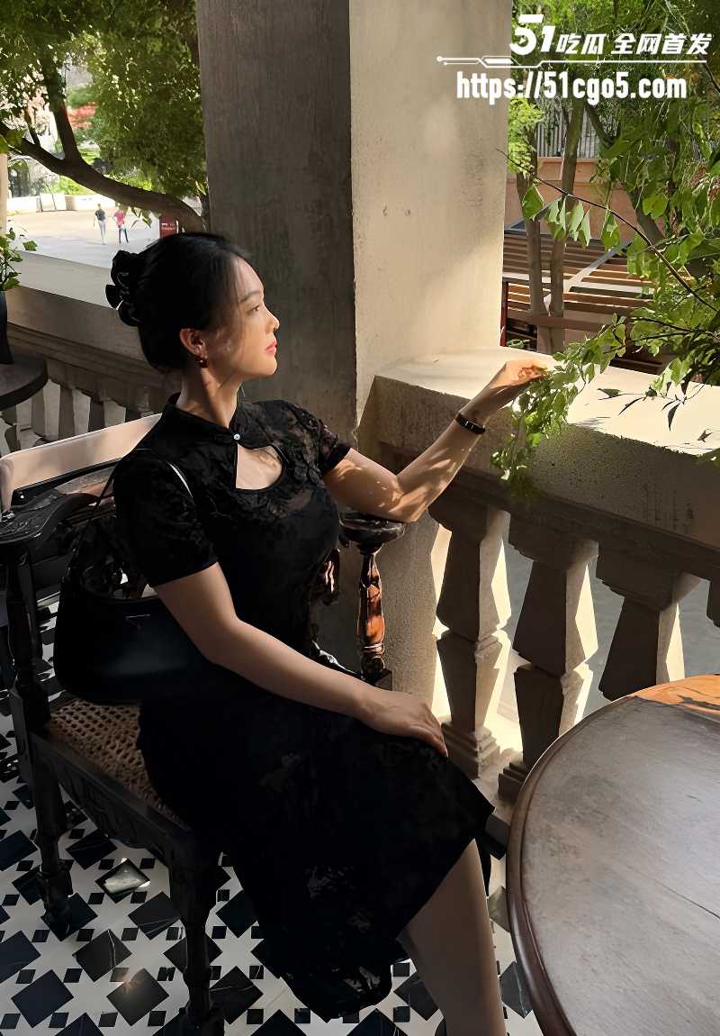 海角乱伦大神漂亮表姐 第一次口爆情趣装姐姐 深喉八分钟吞吐龟头 射满嘴里