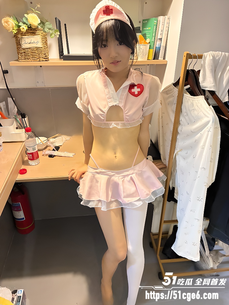 抖音极品学生妹 青玉案 自慰视频 可爱学生装转战护士服 金主面前自信抠逼自慰