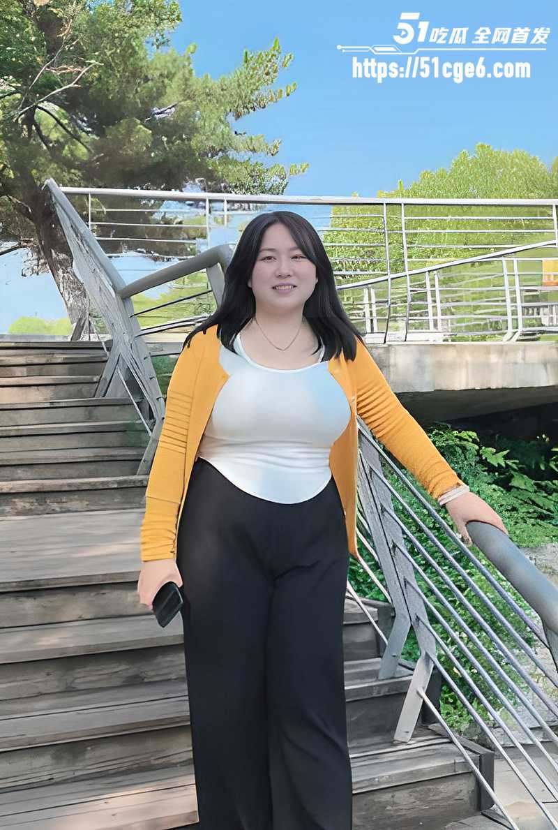 海角乱伦大神妈妈的味道 趁干妈不在猛操她吊钟乳闺蜜 丰满大奶前后乱甩！